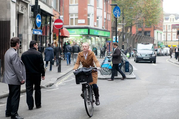 London England Οκτωβρίου 2021 Μια Γυναίκα Παλτό Οδηγεί Ποδήλατο Στο — Φωτογραφία Αρχείου