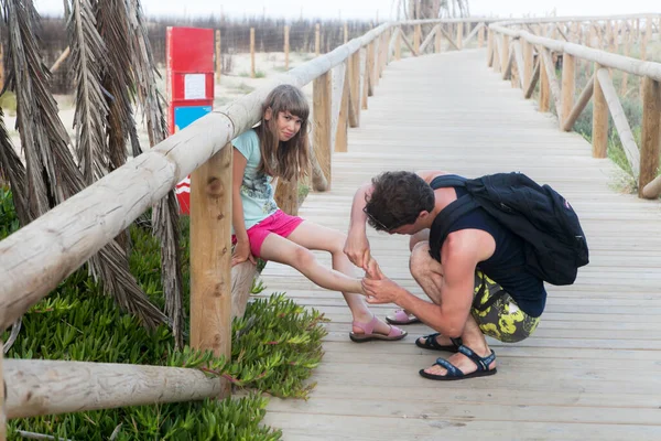 Père Secoue Sable Des Pieds Fille Après Plage — Photo