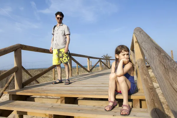 Uražená Dcera Sedmi Dětí Sedí Dřevěných Schodech Její Otec Stojí — Stock fotografie