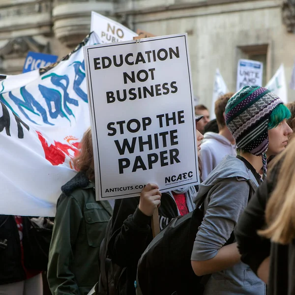 2017年11月19日 学生参加反对教育系统收费和削减的抗议游行 一个年轻人拿着海报 教育不是生意 别再看白皮书了 — 图库照片