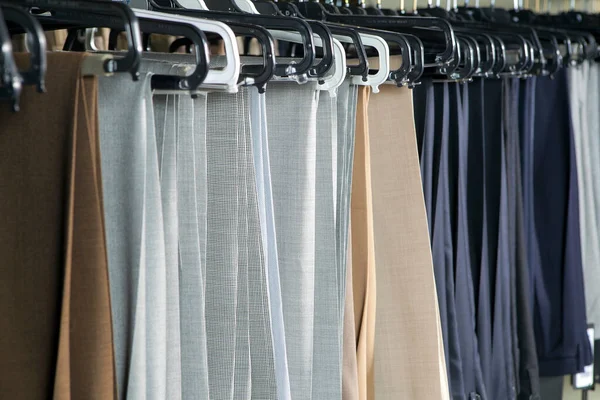 Grijze Beige Wollen Broek Voor Heren Hangt Rails Koop Een — Stockfoto