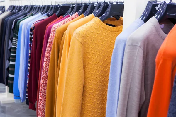 Vrouwen Veelkleurige Gebreide Gehaakte Truien Jassen Hangen Aan Hangers Winkel — Stockfoto