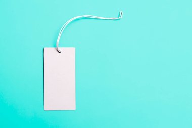 Mavi arka planda gri etiket var. Tebrik kartı. Tasarım. Mesaj için yer. Metni kopyala