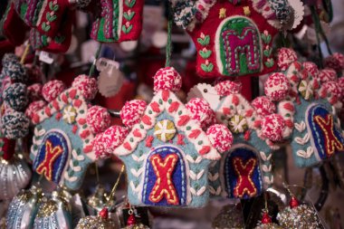 Londra, İngiltere - 15 Aralık 2020, Noel ağacında süslü Noel oyuncakları satışı