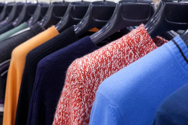 Camisolas Malha Multicoloridas Das Mulheres Jaquetas Penduradas Cabides Loja — Fotografia de Stock