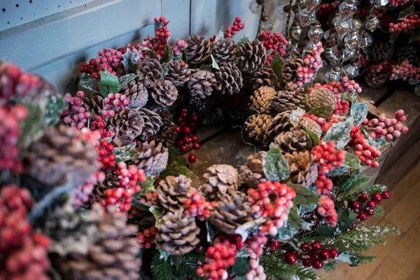 Köknar Dallarından Kırmızı Çelenk Koni Kırmızı Kızılgerdan Böğürtlenleri Noel Için — Stok fotoğraf