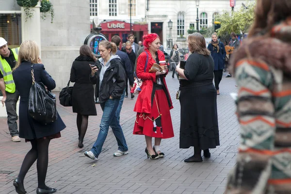 London England Σεπτεμβρίου 2021 Νεαρή Γυναίκα Κόκκινα Ρούχα Και Κόκκινα — Φωτογραφία Αρχείου