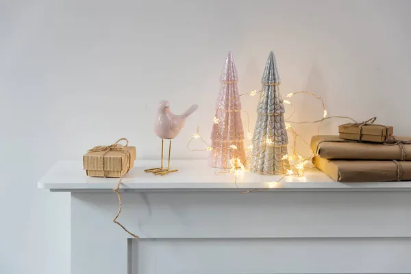 Weihnachtskompositionen Schmücken Das Haus Keramische Figuren Aus Grauen Und Rosa — Stockfoto