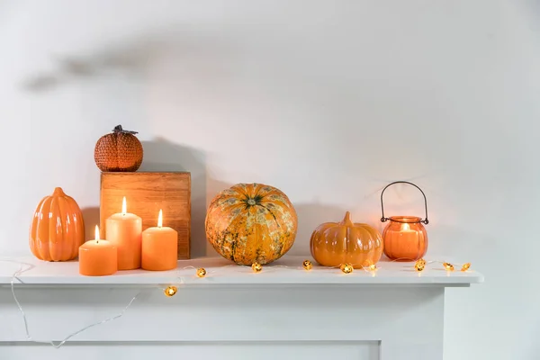 Porslin Och Naturliga Pumpor Orange Ljus Ett Vitt Bord Halloween — Stockfoto