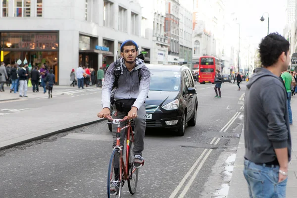 Лондон Англия Октября 2021 Года Человек Пальто Едет Велосипеде Дороге — стоковое фото