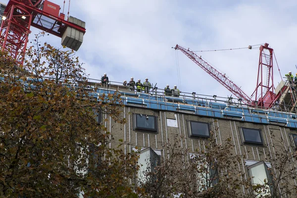 ロンドン イングランド 9月19 2021 保護ヘルメットの労働者は 建物の屋根の上に立つ — ストック写真