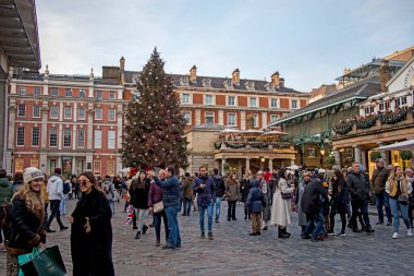 Londra, İngiltere - 20 Kasım 2020, Covent Garden 'da Noel ağacı, Londra' nın merkezindeki ünlü bir bölgede mevsimlik ışıklar sergileniyor