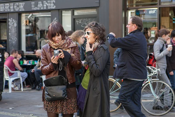 London November 2020 Twee Meisjes Maken Foto Straat — Stockfoto