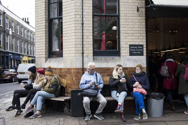 Лондон Великобритания Ноября 2020 Года Люди Сидят Скамейке Возле Кафе — стоковое фото