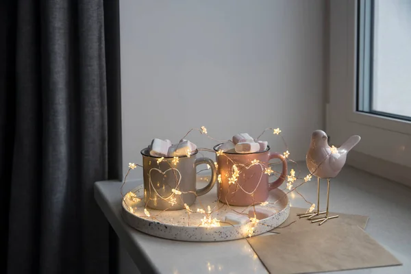 Wohnungsdekoration Für Weihnachten Graue Und Rosa Tassen Mit Bemalten Weißen — Stockfoto