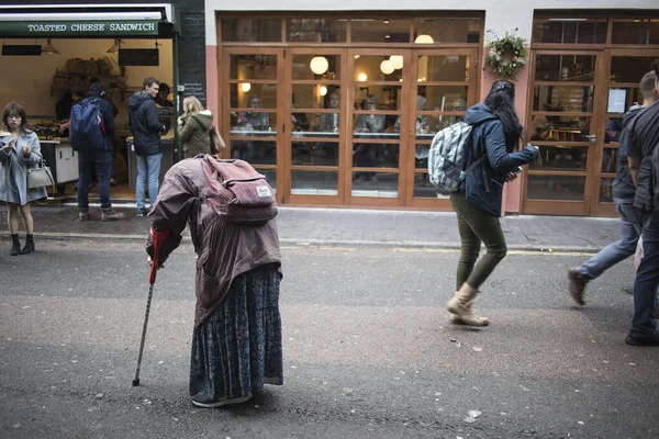 Londra Regno Unito Novembre 2020 Una Donna Mendicante Cammina Tra — Foto Stock
