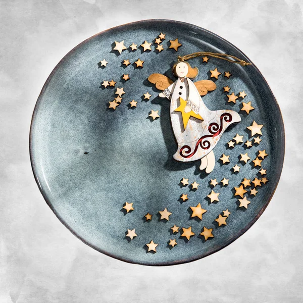 圆盘上有天使和木制的星星 背景为白色纹理 圣诞卡复制空间 — 图库照片