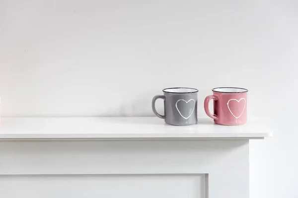 Una Taza Color Rosa Gris Con Corazón Blanco Pintado Encuentran —  Fotos de Stock