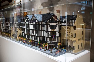 Londra, İngiltere - 20 Kasım 2020 Mağazadaki cam bir pencerenin altındaki Liberty mağazasının yerleşimi.