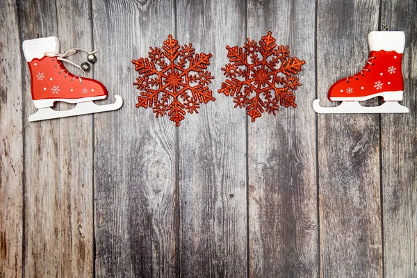 Handgemachtes Schneeflockenspielzeug Aus Holz Auf Hölzernem Weihnachtshintergrund Schönes Kunsthandwerk Aus — Stockfoto