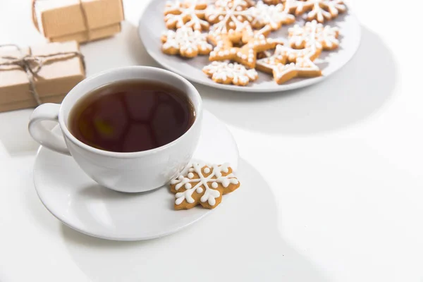 Xícara Café Com Biscoitos Natal Gengibre Forma Estrelas Uma Mesa — Fotografia de Stock