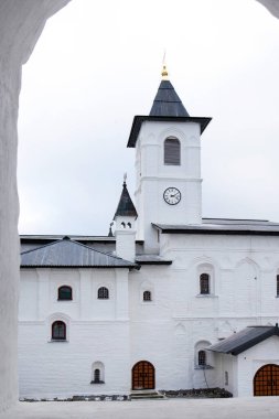Svir, Rusya, Leningrad bölgesi, 12 Ekim 2021. Eski Sloboda köyündeki Kutsal Üçlü Alexander Svirsky erkek manastırı..