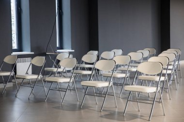 Modern boş konferans salonunun gri iç kısımlarındaki koltuklar iş toplantıları için.