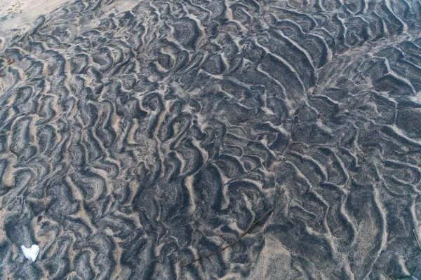 Svart Sand Med Spår Vågor Vita Havet — Stockfoto