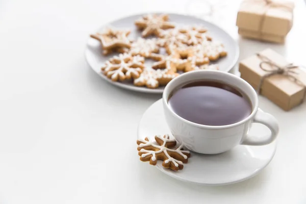 Xícara Café Com Biscoitos Natal Gengibre Forma Estrelas Uma Mesa — Fotografia de Stock