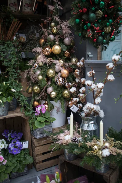 2019年12月1日 圣诞前夕的花店 销售圣诞花圈 白色棉花 蓝色紫罗兰 圣诞树玻璃装饰品 — 图库照片