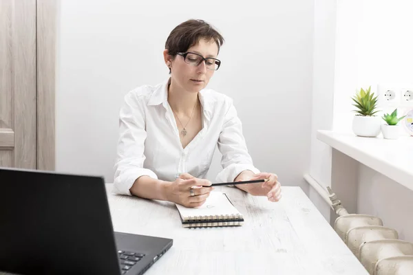 Mujer Mediana Edad Con Morena Pelo Corto Gafas Trabaja Portátil —  Fotos de Stock