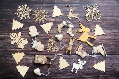 Ahşap ahşap arkaplanda el yapımı kar tanesi oyuncakları. Çevre dostu ahşap malzemelerden yapılmış el işleri. Kış tatili için ekolojik ev dekorasyonu. Uzayı kopyala Çerçeve