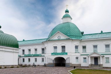 Svir, Rusya, Leningrad bölgesi, 12 Ekim 2021. Eski Sloboda köyündeki Kutsal Üçlü Alexander Svirsky erkek manastırı..