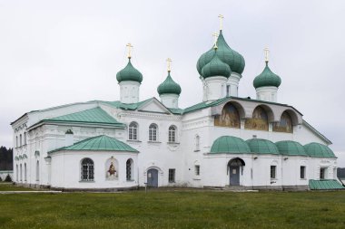 Svir, Rusya, Leningrad bölgesi, 12 Ekim 2021. Eski Sloboda köyündeki Kutsal Üçlü Alexander Svirsky erkek manastırı..
