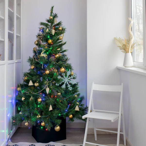 阳台上的房间里 有一棵装饰着花环和木制玩具的圣诞树 背景是白色的 — 图库照片