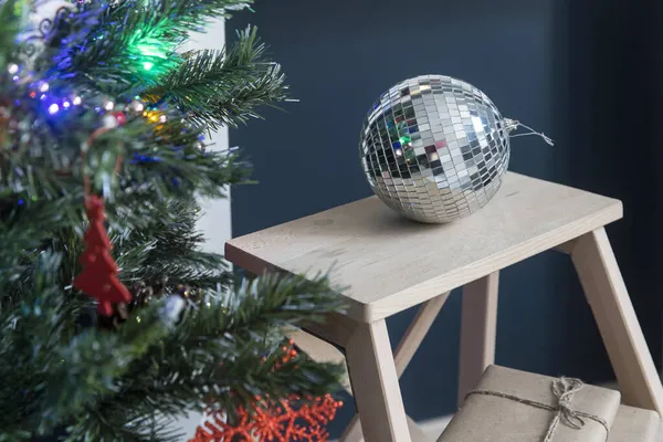 Bola Disco Banquinho Perto Uma Árvore Natal Como Decoração Interiores — Fotografia de Stock