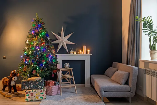 Házi Dekoráció Karácsony Előtt Díszített Karácsonyfa Koszorúfákkal Hintalovak Elegáns Papírba — Stock Fotó