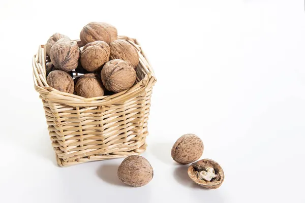 Walnüsse Werden Einen Gelben Weidenkorb Gestreut Der Auf Weiß Isoliert — Stockfoto