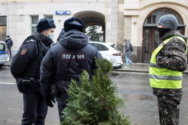 Moskova, Rusya - 25 Kasım 2021, Yüzlerce insan İnsan Hakları Merkezi anılarını tasfiye etmek için mahkemeye geldi. Polis bir eylem planını tartışıyor.