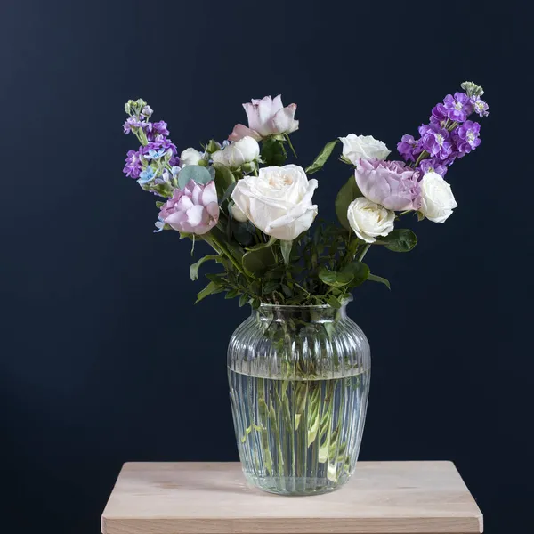 Bukett Von Hackelia Velutina Lila Und Weißen Rosen Kleinen Teerosen — Stockfoto