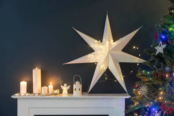 Hausdekoration Vor Weihnachten Geschmückter Weihnachtsbaum Mit Lichtergirlanden Schaukelpferd Elegantes Papier — Stockfoto