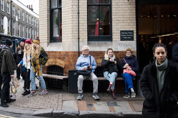 Λονδίνο Ηνωμένο Βασίλειο Νοέμβριος 2021 Άνθρωποι Κάθονται Ένα Παγκάκι Δίπλα — Φωτογραφία Αρχείου
