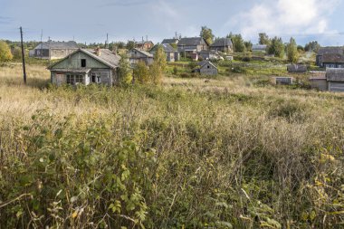 Karelia, Rusya - 18 Ekim 2021, Karelia Köyü Ladoga Gölü 'nde güneşli bir sabahta. Kır evleri ve kayıkhaneler
