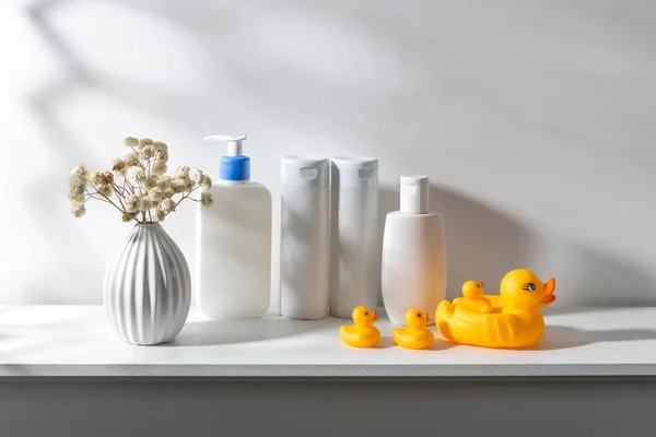 Raflar Banyoda Lerin Tarzında Beyaz Vazoda Bir Buket Çigila Şampuan — Stok fotoğraf