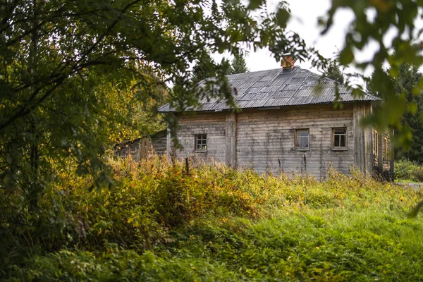 ロシアのカレリア 9月2021 フィンランドとの国境にカレリアの国立保護区 Ladoga Skerries の近くに納屋のある木造住宅 — ストック写真