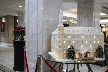 Moskova, Rusya - 10 Aralık 2021, Balchug Oteli 'nin lobisindeki beyaz zencefilli kek evi.