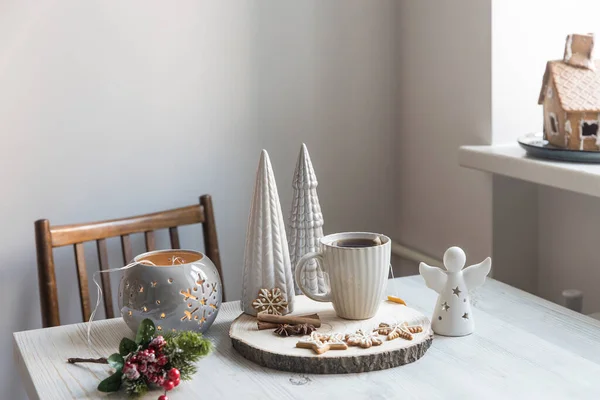 Uma Xícara Café Suporte Madeira Árvores Natal Cerâmicas Cores Pastel — Fotografia de Stock