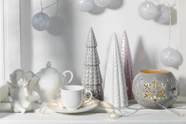 Keramische Figuren Aus Pastellfarbenen Weihnachtsbäumen Ein Weißer Fayence Engel Eine — Stockfoto