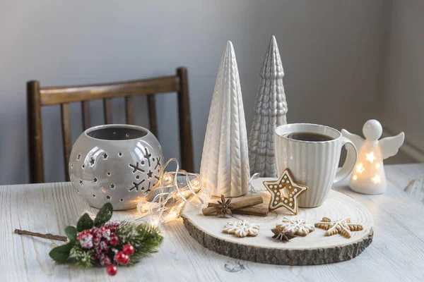 Egy Csésze Kávé Egy Standon Kerámia Karácsonyfák Pasztell Színekben Mézeskalács — Stock Fotó