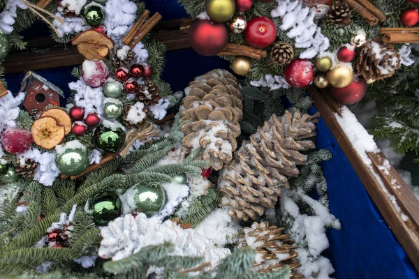 Kerst Krans Van Sparren Takken Met Decoraties Opknoping Blauwe Muur — Stockfoto